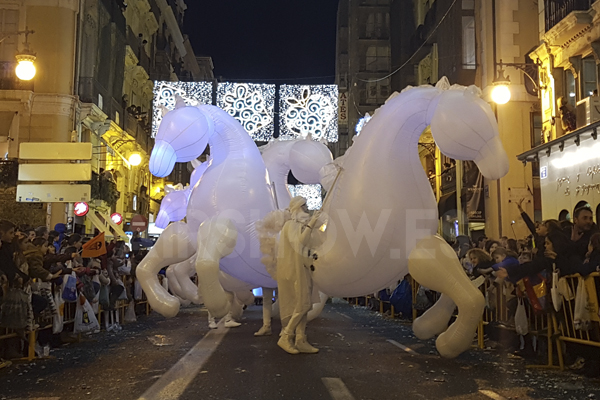 Magníficos caballos hinchables en una de nuestras cabalgatas